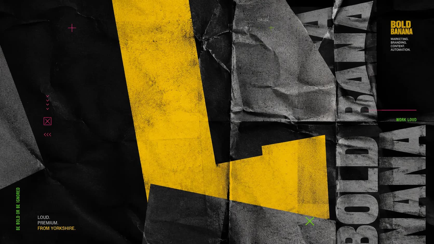 Plakat marki: podarty papier w czerni i szarościach, przez środek żółty pas, przy prawej krawędzi napis BOLD BANANA ustawiony pionowo.